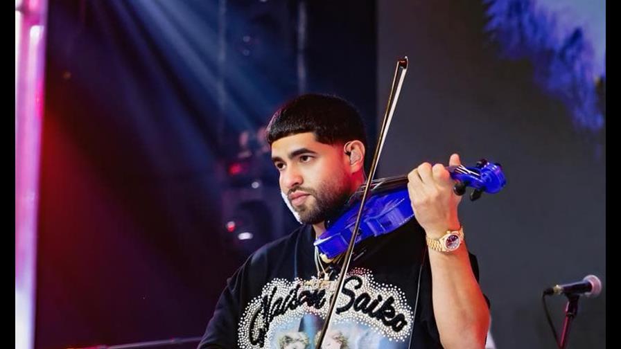 Frabian Eli le incorpora su violín al merengue típico en "Los algodones Frabian Eli le incorpora su violín al merengue típico en "Los algodones