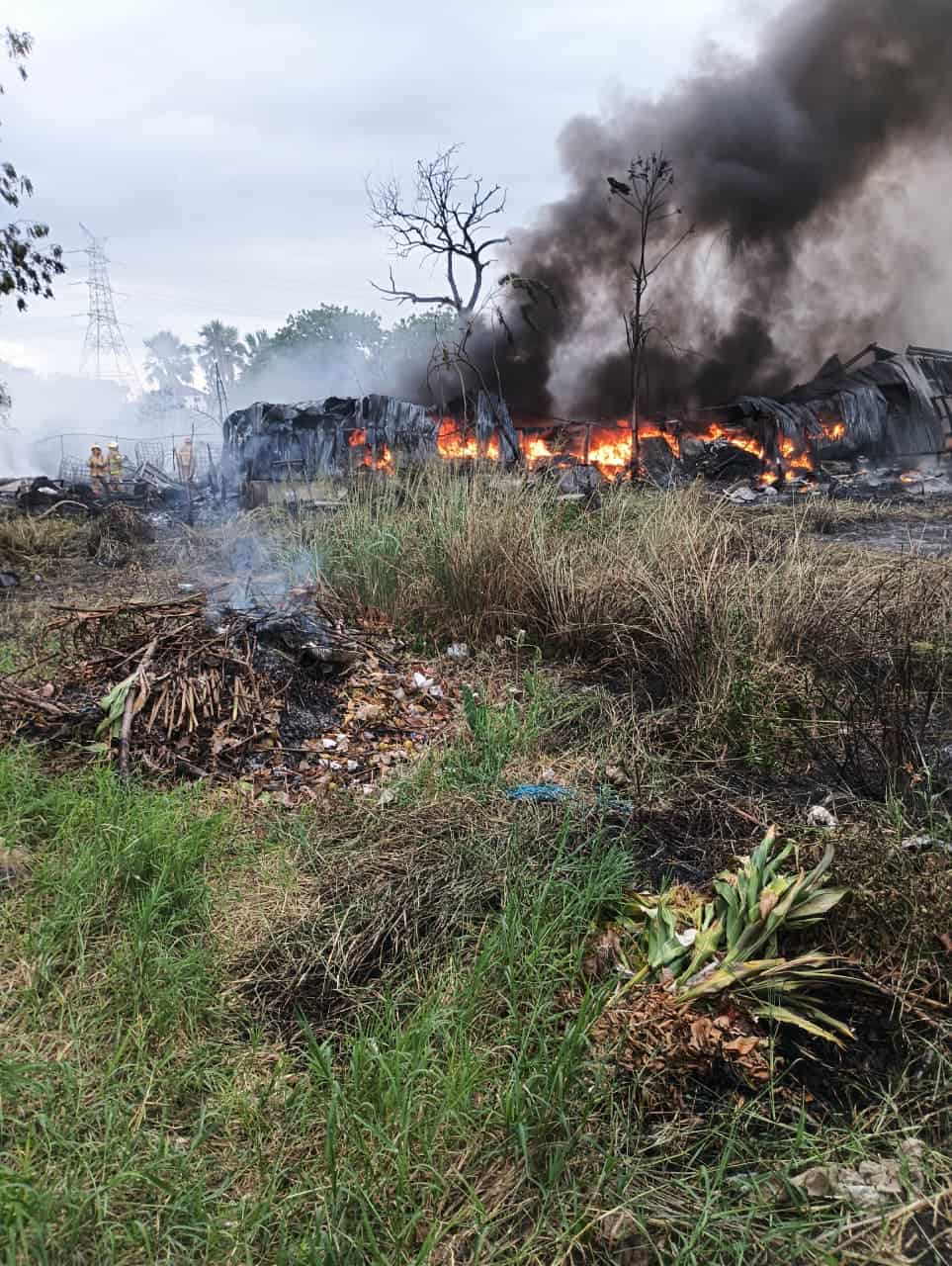 Una densa columna de humo negro se extiende desde el incendio de la fábrica de plásticos ubicada en la comunidad Las Charcas de Santiago.