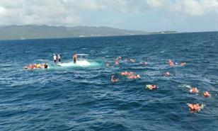 Catamarán lleno de vacacionistas se accidenta en Samaná