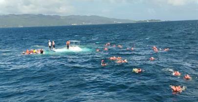 Catamarán lleno de vacacionistas se accidenta en Samaná