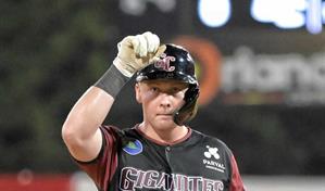 Jake Holton rompe empate con doble remolcador en el séptimo, Gigantes derrotan a las Águilas