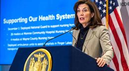 Gobernadora de Nueva York arremete contra ICE por muerte de refugiado y arresto de estudiante