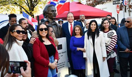 Develan primera etapa del busto de Juan Pablo Duarte en Boston