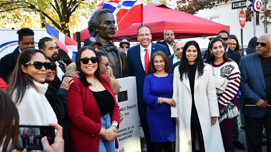 Develan primera etapa del busto de Juan Pablo Duarte en Boston Develan primera etapa del busto de Juan Pablo Duarte en Boston