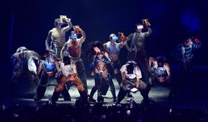 Katy Perry monta una gincana pop futurista en el Palau Sant Jordi de Barcelona