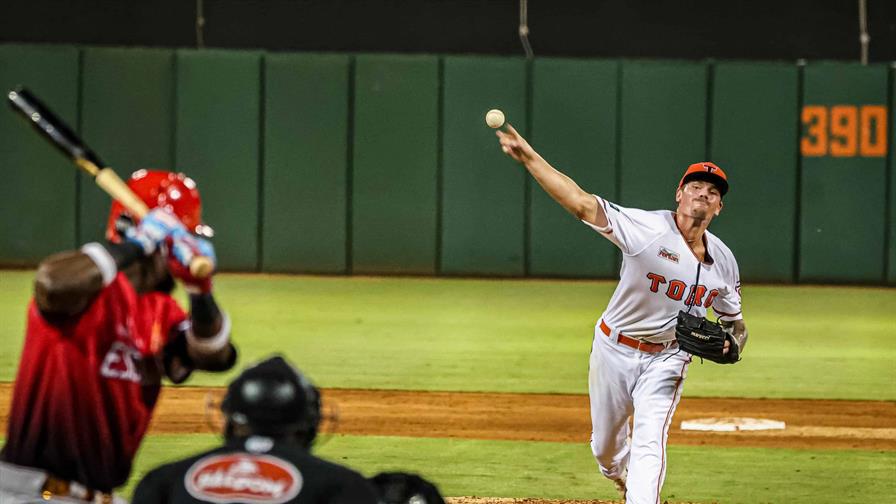 Pitcheo de Brooks y ofensiva de Gasper impulsan a Toros para vencer al Escogido