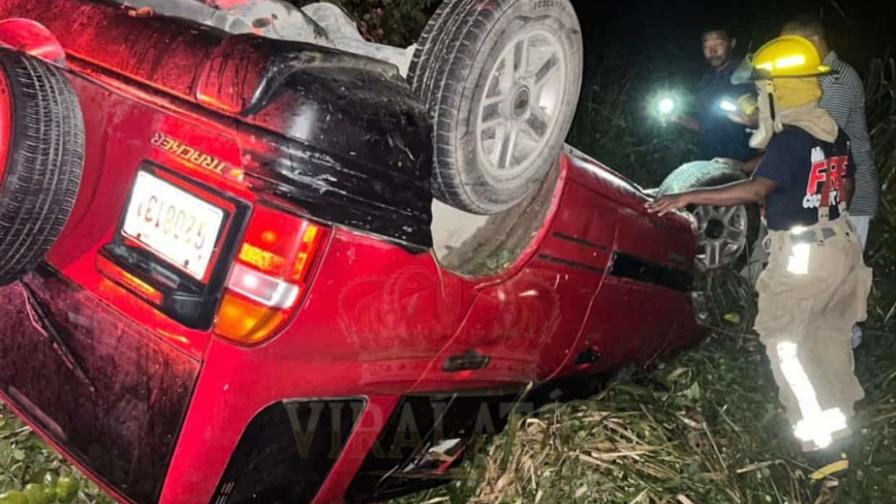 Yipeta con una familia dentro da varias vueltas y se vuelca en Hato Mayor; ni un herido Yipeta con una familia dentro da varias vueltas y se vuelca en Hato Mayor; ni un herido