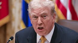 Trump celebra la dimisión del director de la BBC y le acusa de corrupto