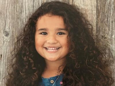 Detienen a madre de niña desaparecida en California casi un mes