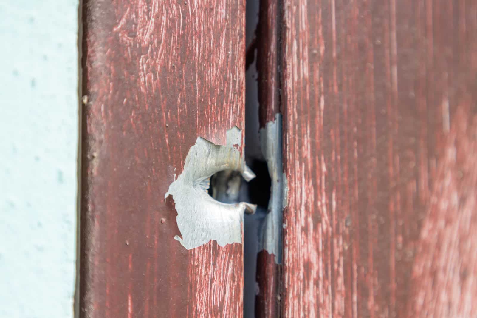 Una bala atravesó las barras del marco y del cuadro de esta puerta de acero.