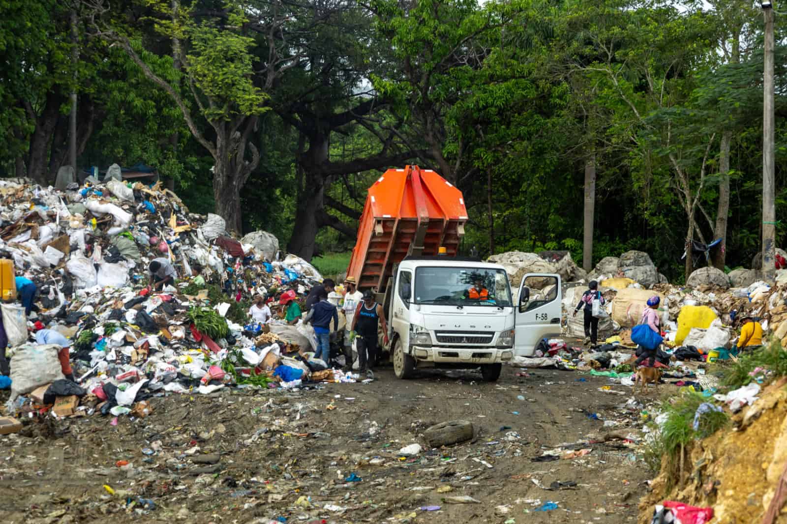 Una montaña de basura sigue ocupando el área en Cancino.