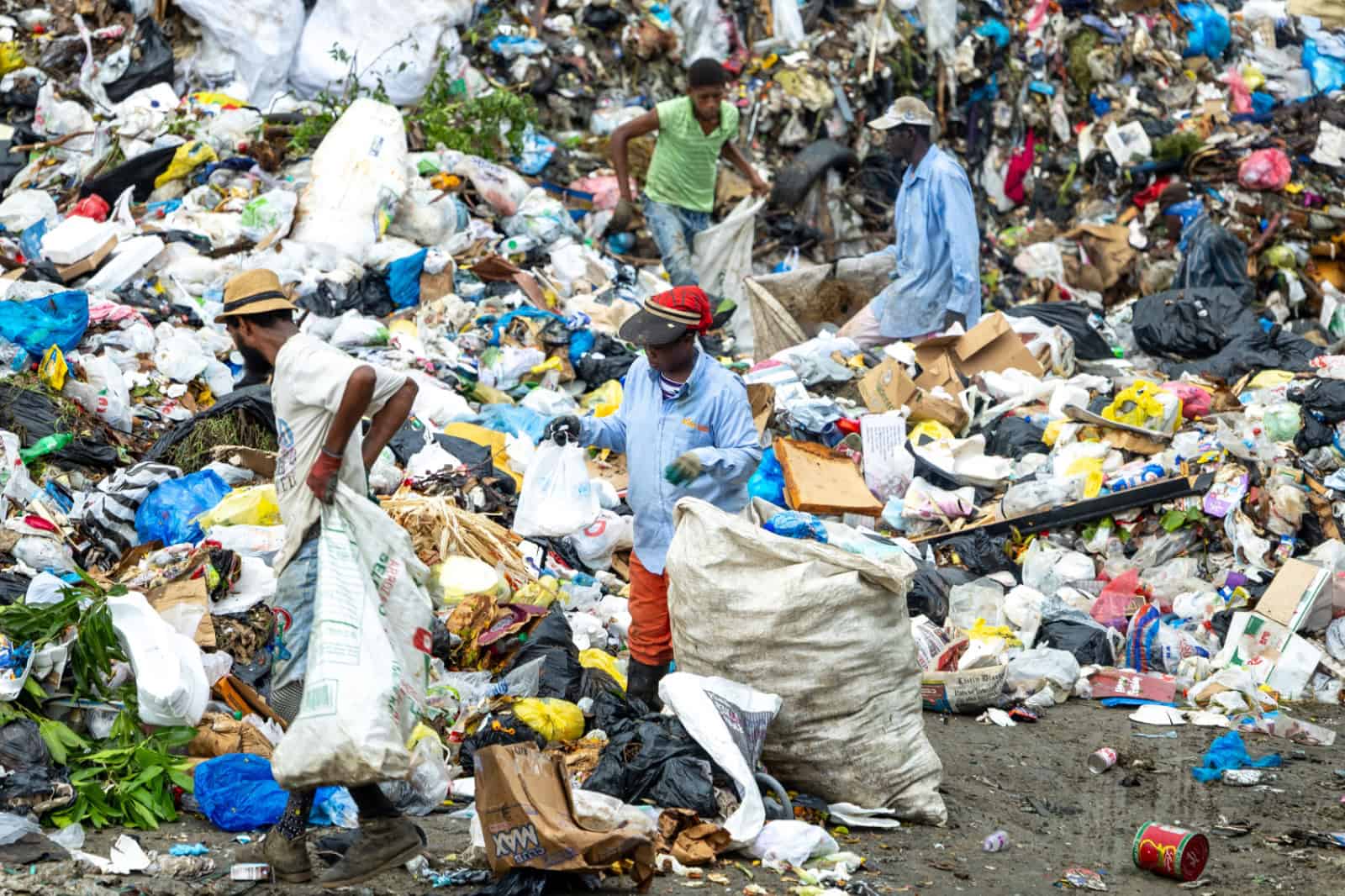 Buzos buscan entre la montaña de basura en Cancino.