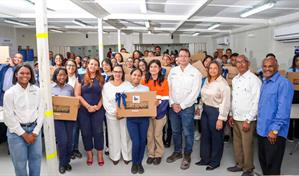 Barrick Pueblo Viejo realiza la quinta entrega de acreditaciones de su programa Crédito–Beca