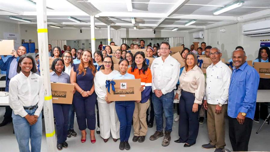 Barrick Pueblo Viejo realiza la quinta entrega de acreditaciones de su programa Crédito–Beca