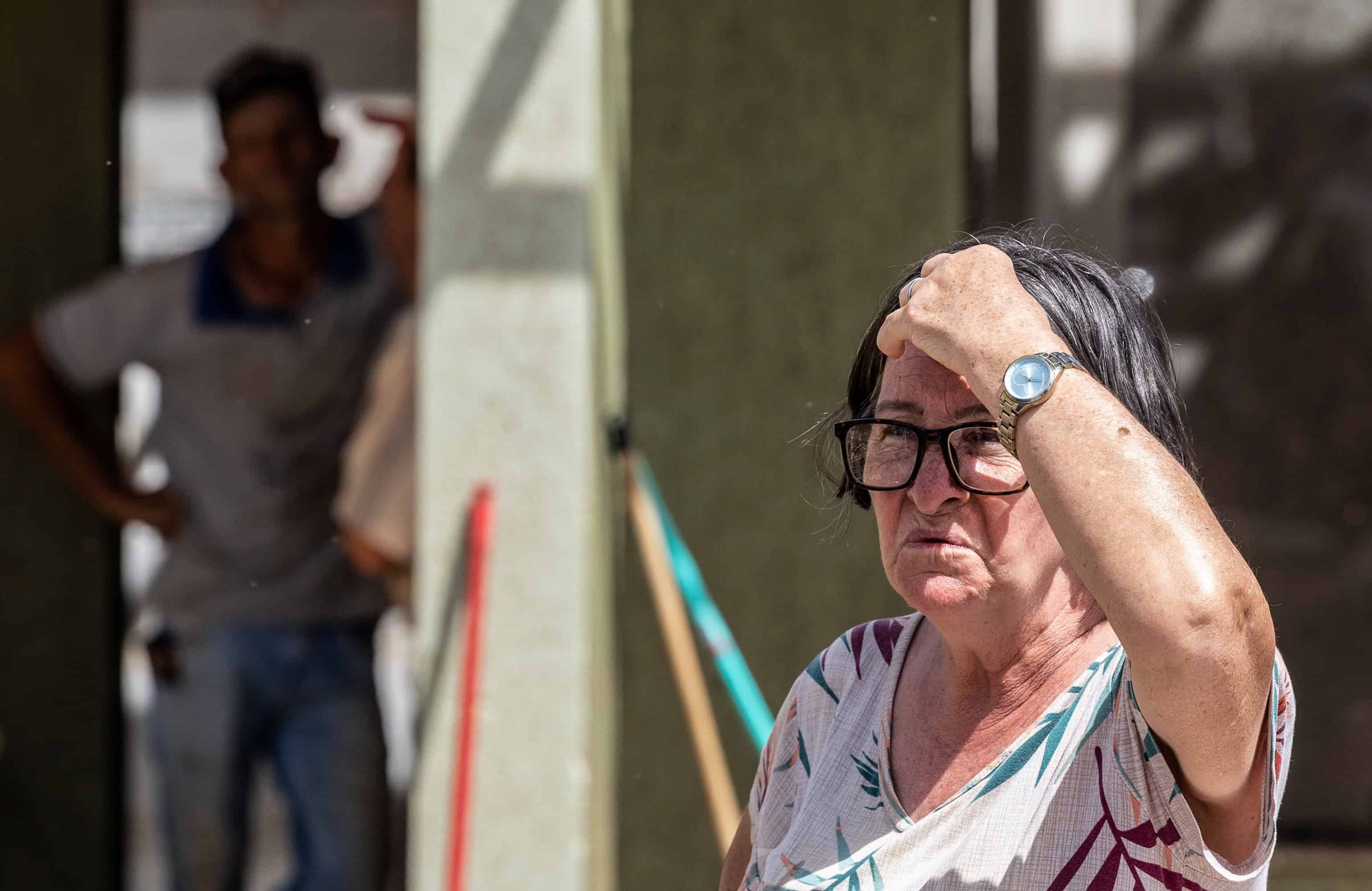 Una mujer reacciona este domingo, tras la destrucción de su casa causada por un tornado en la ciudad de Rio Bonito do Iguaçu, estado de Paraná (Brasil). Las cerca de 700 familias a las que un violento tornado dejó sin viviendas el pasado viernes en Río Bonito do Iguaçu, dicen que lo perdieron todo y que no saben cuánto tardarán en reerguir lo que demoraron toda la vida para construir. <br>