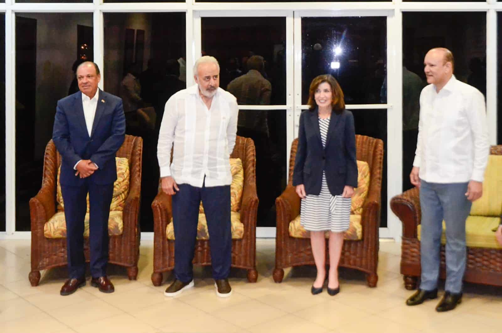 De izquierda a derecha, los empresarios José Clase y Félix García; la gobernadora Katy Hochul y el alcalde de Santiago Ulises Rodríguez.