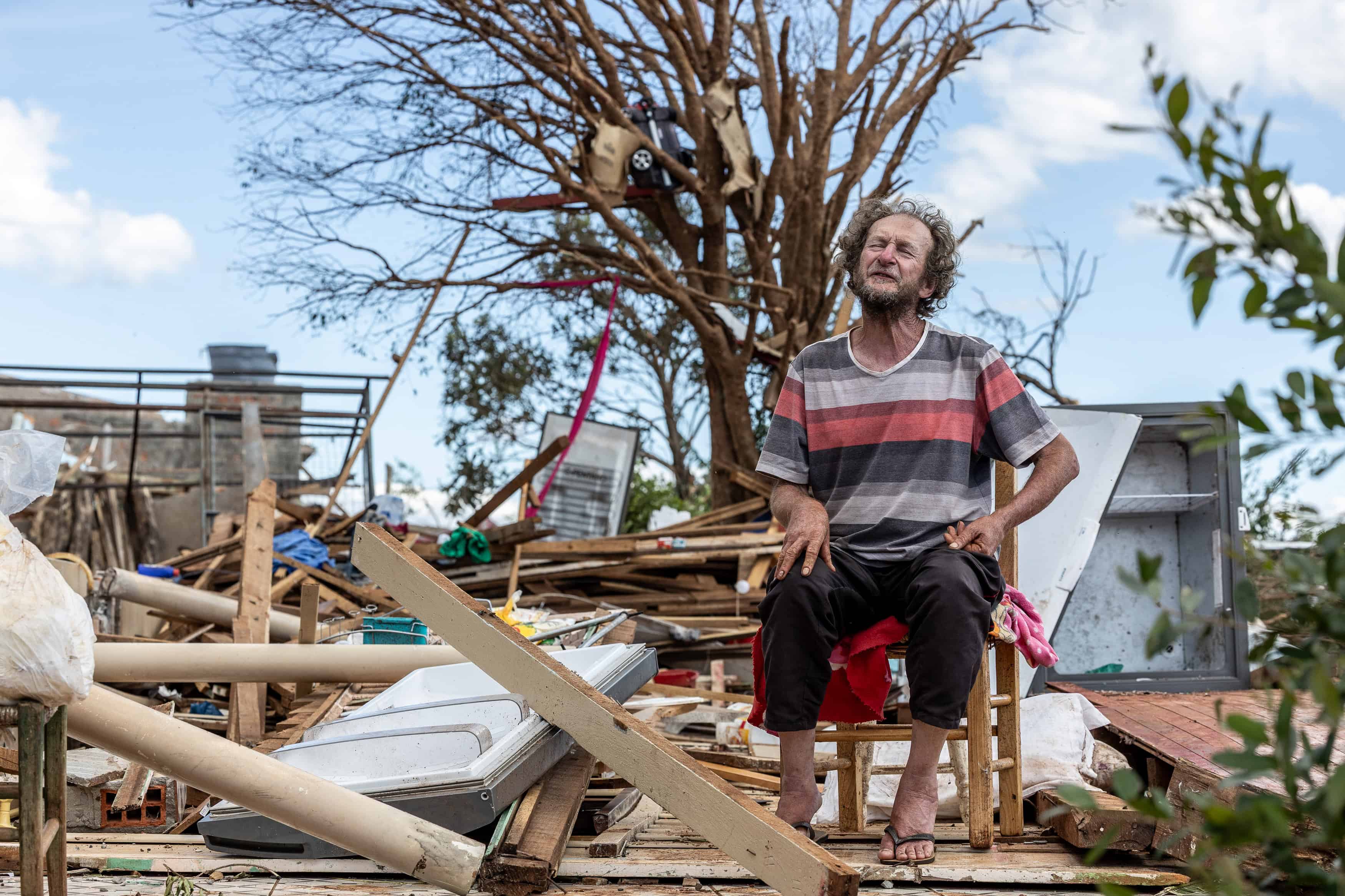 Hilário Galize reacciona este domingo, en medio de su casa destruida por un tornado en la ciudad de Rio Bonito do Iguaçu, estado de Paraná (Brasil). Las cerca de 700 familias a las que un violento tornado dejó sin viviendas el pasado viernes en Río Bonito do Iguaçu, dicen que lo perdieron todo y que no saben cuánto tardarán en reerguir lo que demoraron toda la vida para construir. <br>