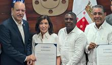 La gobernadora de NY recibe la llave de Santiago; se compromete a trabajar por el Yaque del Norte