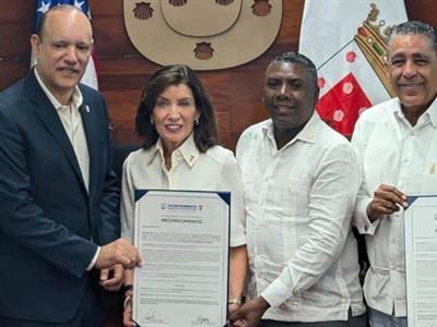 Kathy Hochul recibe las llaves de la ciudad de Santiago