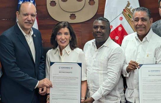 La gobernadora de NY recibe la llave de Santiago; se compromete a trabajar por el Yaque del Norte