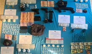 Detienen a nueve personas durante allanamientos en San Cristóbal; ocupan drogas, armas y dinero