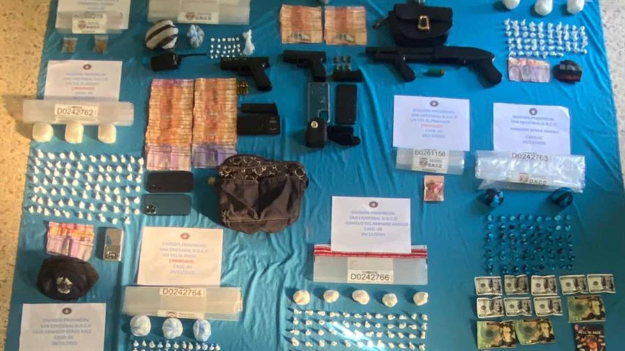 Detienen a nueve personas durante allanamientos en San Cristóbal; ocupan drogas, armas y dinero