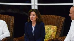 Gobernadora de Nueva York, Kathy Hochul, llega a Santiago en su primera visita oficial a RD