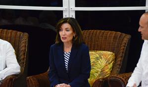 Gobernadora de Nueva York, Kathy Hochul, llega a Santiago en su primera visita oficial a RD