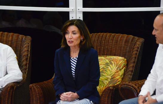 Gobernadora de Nueva York, Kathy Hochul, llega a Santiago en su primera visita oficial a RD