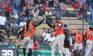 Los Toros del Este apabullan al Escogido en el estadio Quisqueya Juan Marichal