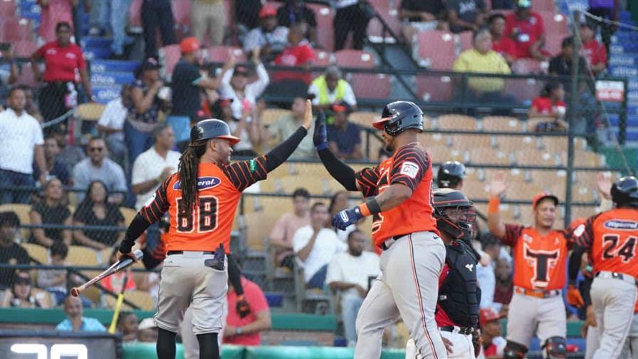 Los Toros del Este apabullan al Escogido en el estadio Quisqueya Juan Marichal Los Toros del Este apabullan al Escogido en el estadio Quisqueya Juan Marichal