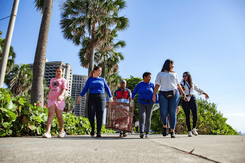 El equipo del Acuario Nacional llevando a Pescador por el Malecón. 