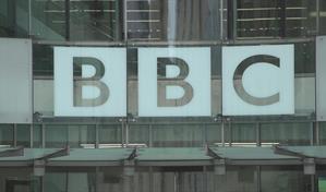 Trump amenaza a BBC con acción judicial tras montaje engañoso de uno de sus discursos