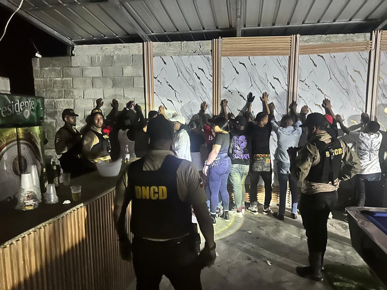 Autoridades junto con las personas apresadas en la provincia San Cristóbal.