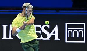 Alcaraz sobrevive a un combativo Fritz y casi se asegura las semifinales del Masters