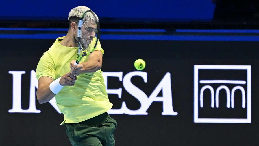 Alcaraz sobrevive a un combativo Fritz y casi se asegura las semifinales del Masters