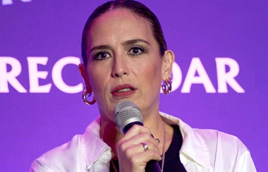 Angelica Vale se enteró que su esposo pidió el divorcio por unos amigos mientras cenaba con él