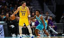 Luka Doncic reactiva a los Lakers con victoria sobre los Hornets