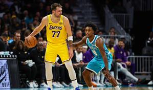 Luka Doncic reactiva a los Lakers con victoria sobre los Hornets
