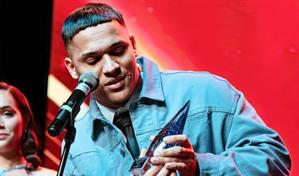 Ebenezer Guerra es reconocido como Artista Revelación del Año en los Glamour Music Awards 2025