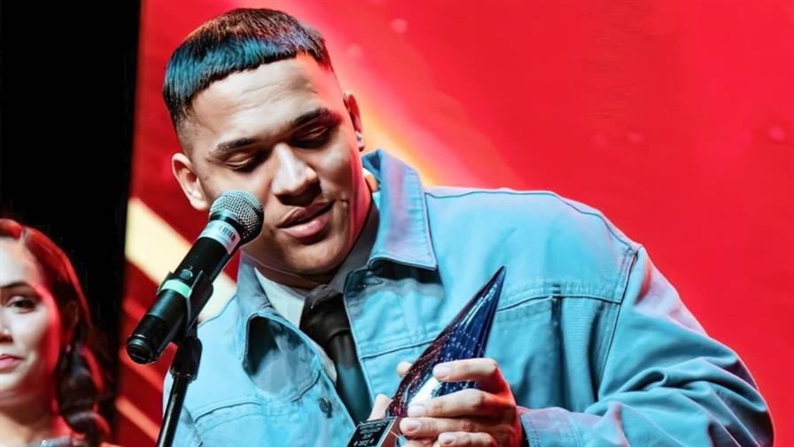 Ebenezer Guerra es reconocido como Artista Revelaci&oacute;n del A&ntilde;o en los Glamour Music Awards 2025