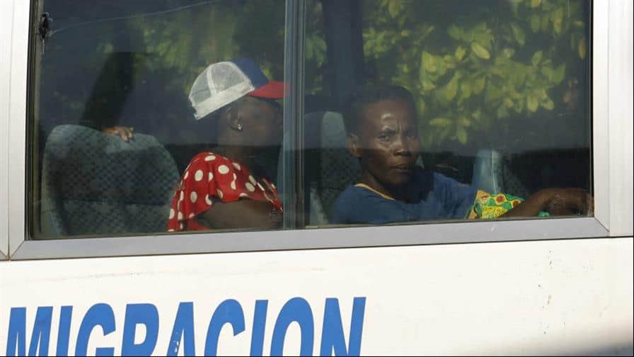 Un año entre deportaciones masivas y medidas migratorias Un año entre deportaciones masivas y medidas migratorias