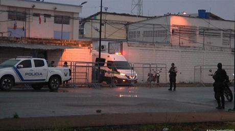 Ecuador traslada a los primeros 300 presos a una megacárcel tras matanza