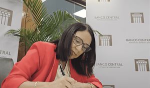 La periodista Vivian Jiménez pone a circular el libro de cuentos La mujer del río