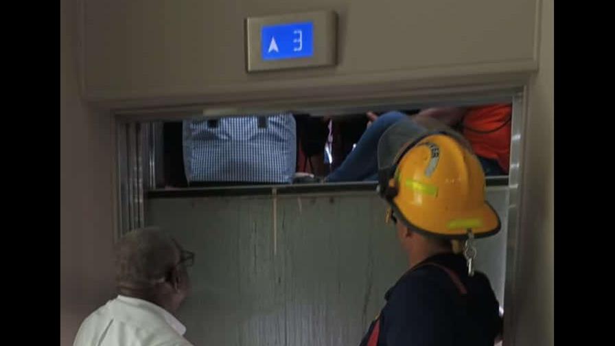 Apag&oacute;n dej&oacute; personas atrapadas en ascensores de dos cl&iacute;nicas de Santiago