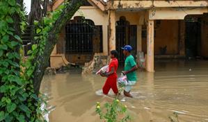 Varias casas inundadas por la crecida de una cañada en la comunidad Hato Nuevo