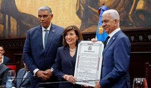 La gobernadora de NY denuncia "estrés enorme" de dominicanos por deportaciones y promete protección