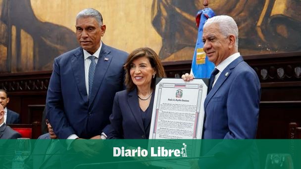 La gobernadora Kathy Hochul promete protección a dominicanos en NY