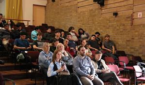 Alem celebra el crecimiento de su comunidad juvenil con proyectos que inspiran y conectan