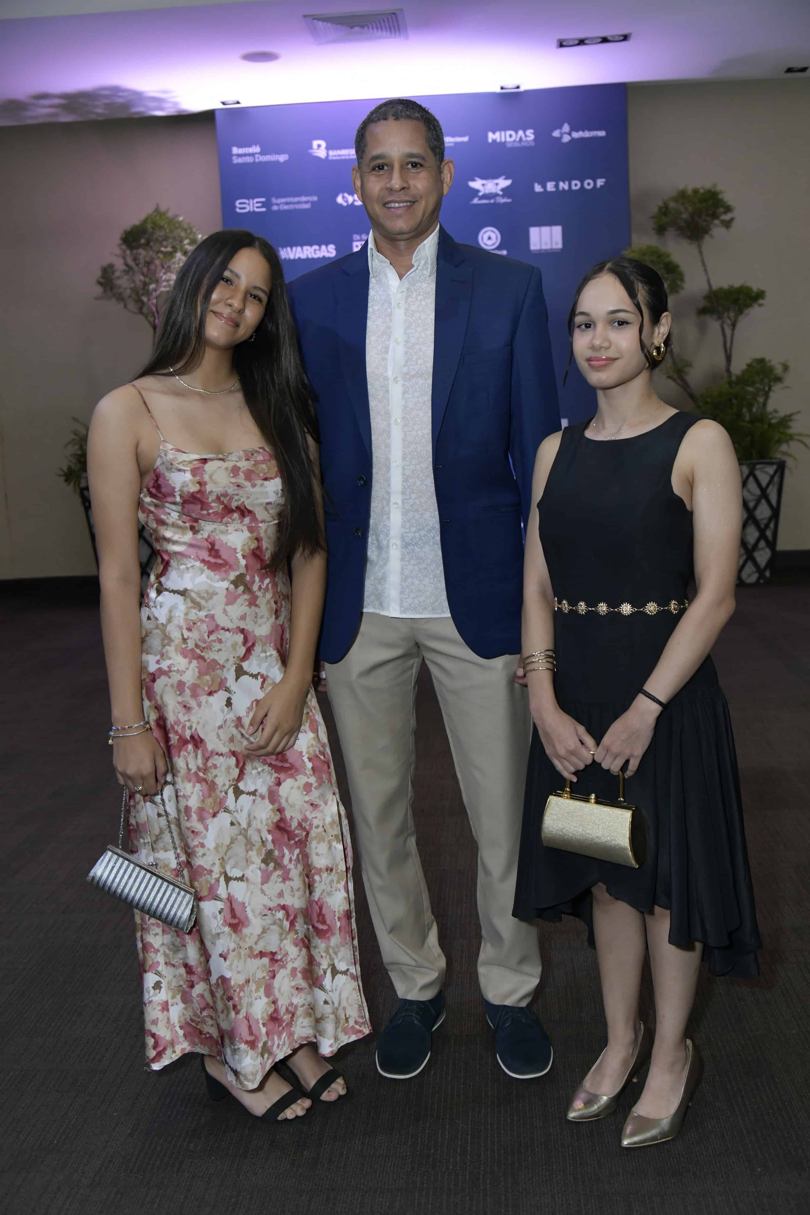 Amy Cruz, Odalis Cruz, Natali Florian.